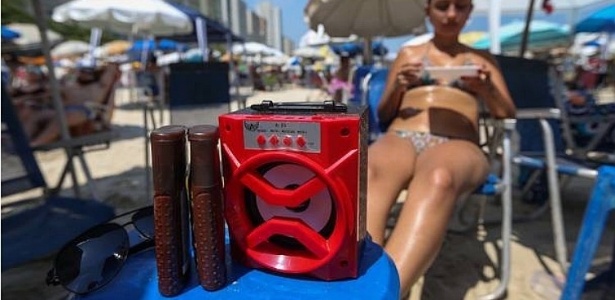 Vendidas a cerca de R$ 50 por ambulantes, caixas tocam músicas de ritmos variados na Praia de Pitangueiras - Tiago Queiroz/ Estadão Conteúdo