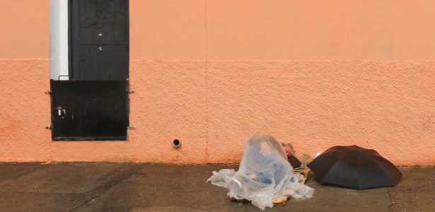 Morador de rua dorme em frente a albergue - Ricardo Matsukawa/UOL - Ricardo Matsukawa/UOL