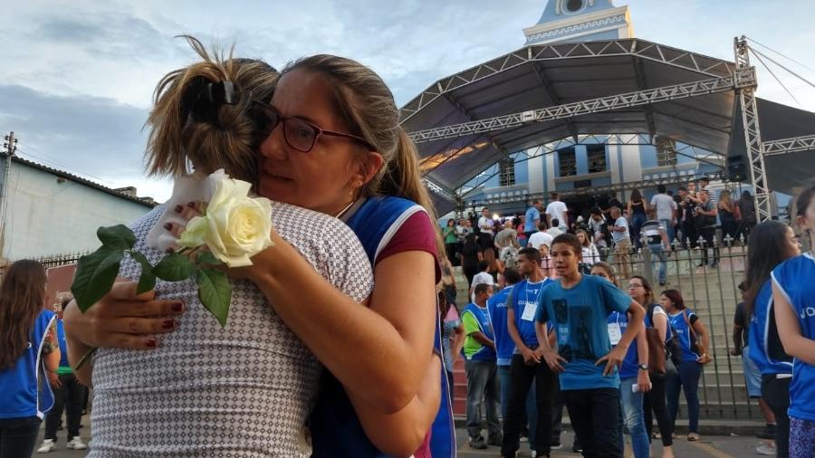 Familiares são recepcionados com rosas brancas na chegada para a missa de sétimo dia pelas vítimas da barragem rompida na sexta-feira (25), na igreja matriz de São Sebastião, em Brumadinho - Luciana Quierati/UOL