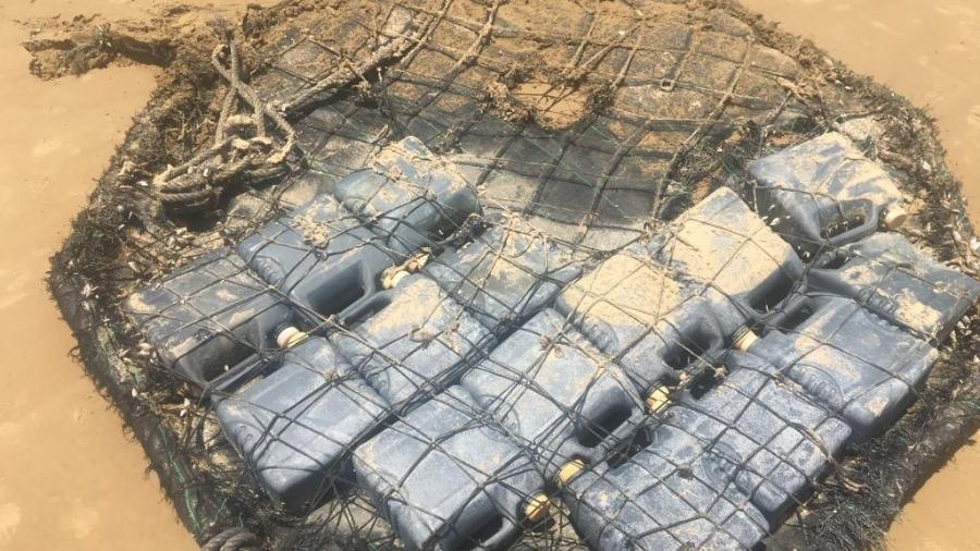 Fardo de galões de plástico é encontrado em praia de Aracaju - Divulgação/Adema