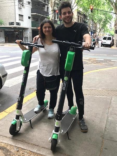 Nicolás Carnota e sua mãe, Patricia Beruti, usam patinetes elétricas para ir voltar - Luciana Taddeo/UOL