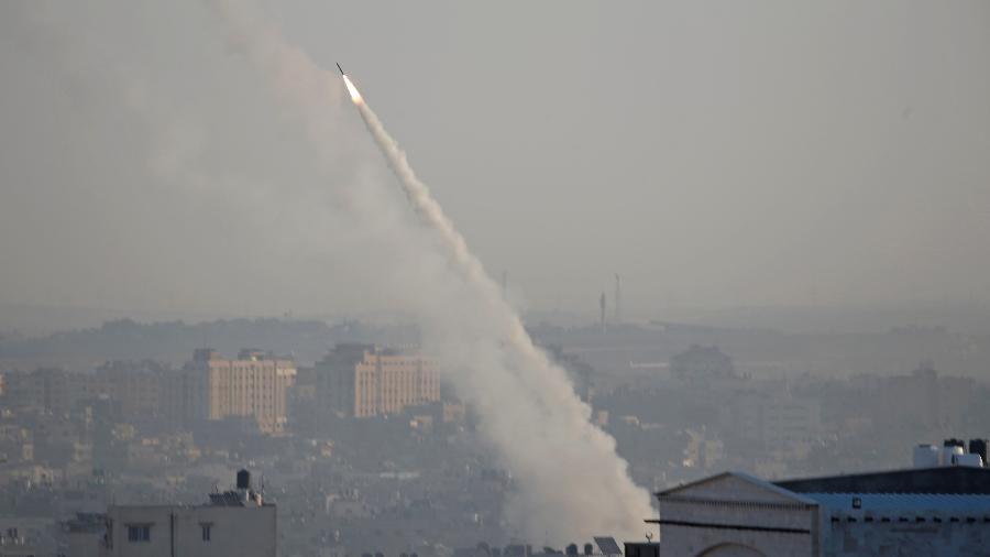 12.nov.2019 -  Um foguete é disparado de Gaza em direção a Israel - Mohammed Salem/Reuters