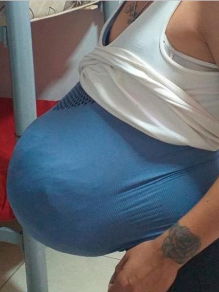 Falsa grávida é descoberta pela polícia escondendo 4 quilos de maconha por baixo da roupa - Reprodução/Twitter
