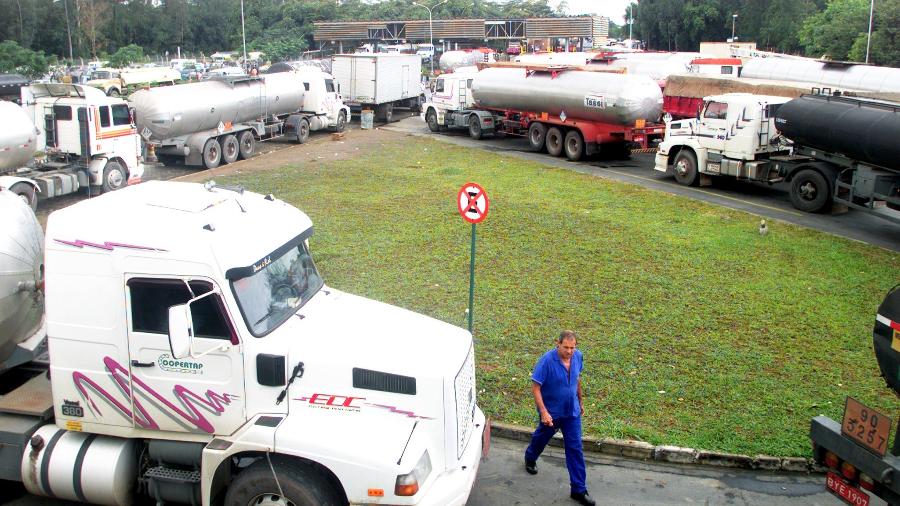 Caminhões-tanque na Reduc, refinaria da Petrobrás em Duque de Caxias, RJ - Arquivo/Reuters