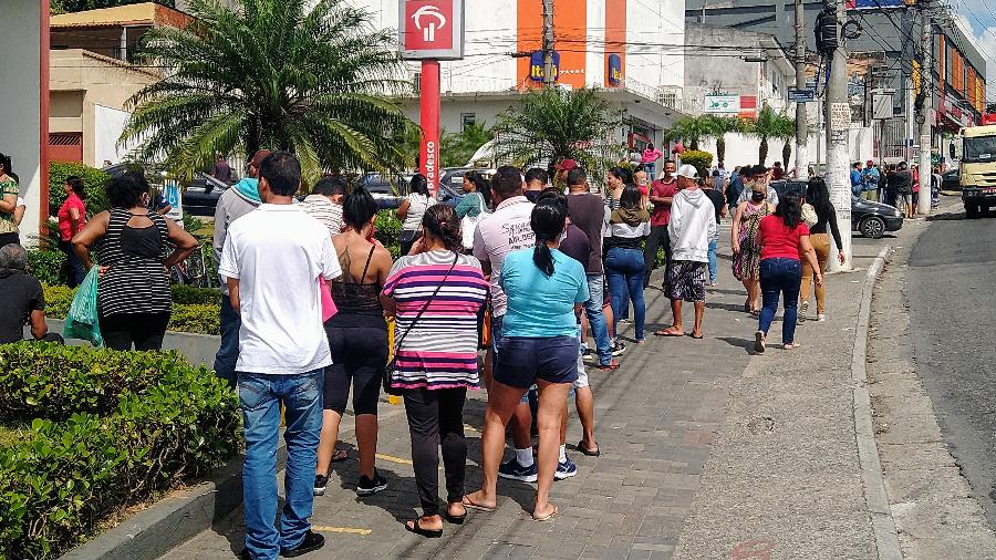 Filas se formam em portas de bancos na periferia de SP - Cleber Souza/UOL