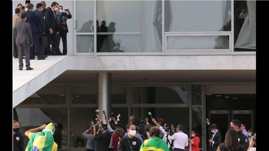 Bolsonaro concede entrevista na rampa; jornalistas aglomerados - Foto: Marcelo Casalo Jr./Agência Brasil