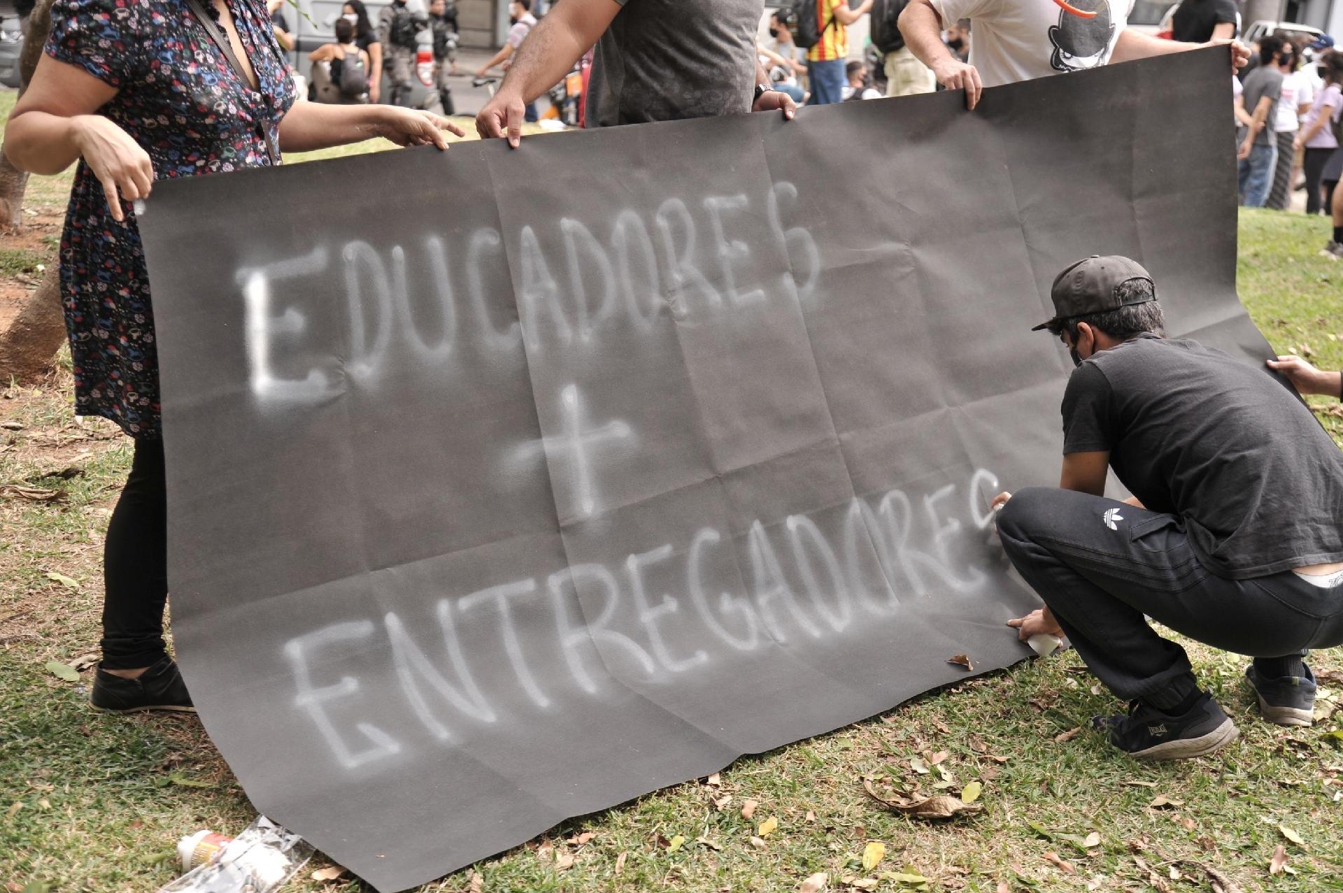 Paralisação de motoristas de entrega de comida por aplicativo no Rio de Janeiro (RJ), nesta quarta-feira (1). Categoria faz paralisação nacional com exigências a apps como iFood, Rappi, Uber Eats e Loggi - Saulo Angelo/Futura Press/Estadão Conteúdo