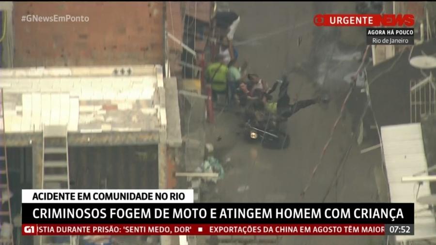 Momento em que motocicleta dirigida por homens armados atropela moradores no Parque União, Rio de Janeiro - Reprodução/Globonews