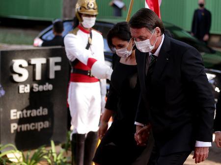 Acompanhado da primeira-dama Michelle, o presidente Jair Bolsonaro chega ao STF para a cerimônia de posse do novo ministro do tribunal Kassio Nunes Marques - Pedro Ladeira/Folhapress