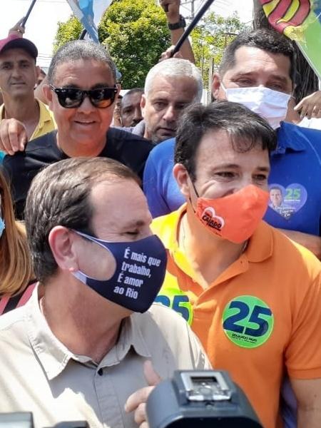 Eduardo Paes e Carlo Caiado (de laranja, ao fundo) têm ido juntos a agendas, reforçando a parceria - Gabriel Sabóia/UOL