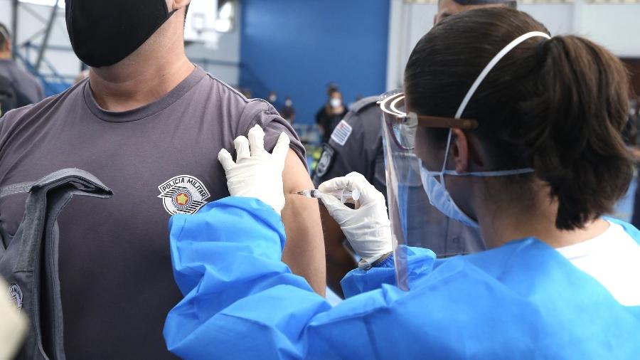 05.abr.2021 - Policial de SP é vacinado contra a covid-19 na Academia de Polícia Militar do Barro Branco - Divulgação/Governo de SP