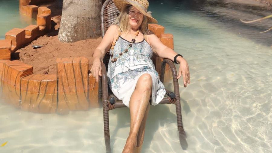 Maria Helena, de 76 anos, está sem viajar durante a pandemia e resolveu ter uma praia em casa - Reprodução/ Arquivo pessoal