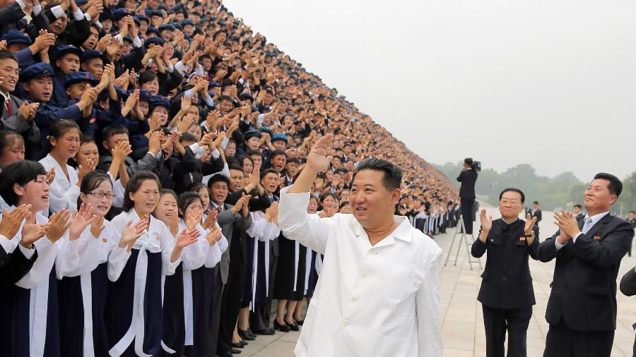 Líder norte-coreano Kim Jong Un saúda multidão em foto sem data fornecida pelo governo da Coreia do Norte - AFP/KCNA via KNS