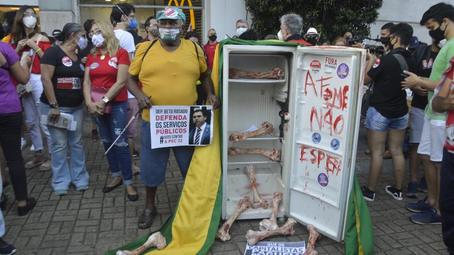 Geladeira com ossos simboliza fome e miséria, que aumentaram durante a pandemia da covid-19 no Brasil - José Aldenir/TheNews2/Estadão Conteúdo