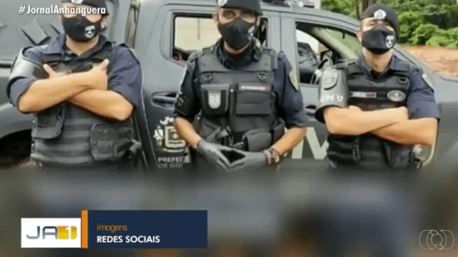 No vídeo publicado nas redes, o comandante da Romu de Goiânia, Vagner Rodrigues, aparece ao lado de outros dois guardas, anunciando a rifa da arma - Reprodução/TV Anhanguera