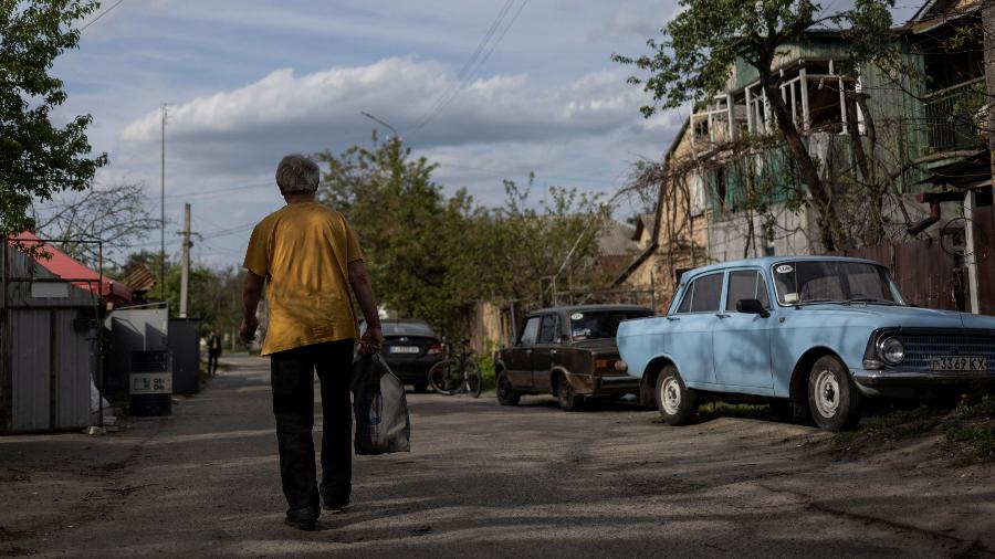 14.mai.2022 - Homem caminha meio a casas destruídas por bombardeio russo de uma área residencial em Irpin, na Ucrânia - REUTERS/Carlos Barria