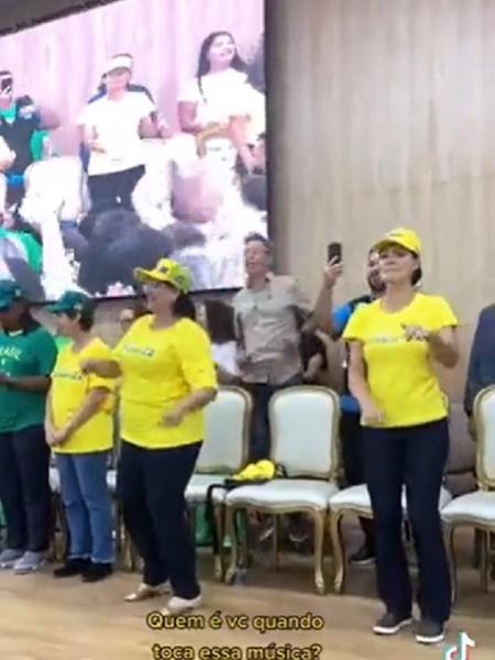 Jovens cantam música pró-Bolsonaro em púlpito de igreja de Goiás