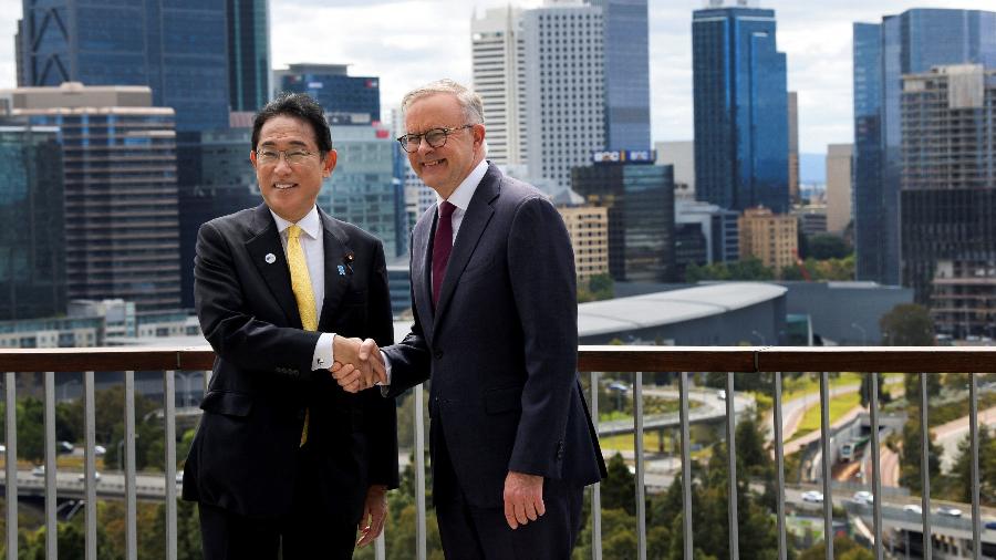 Primeiros-ministros do Japão e da Austrália em assinatura de acordo de cooperação e inteligência - Sharon Smith via REUTERS