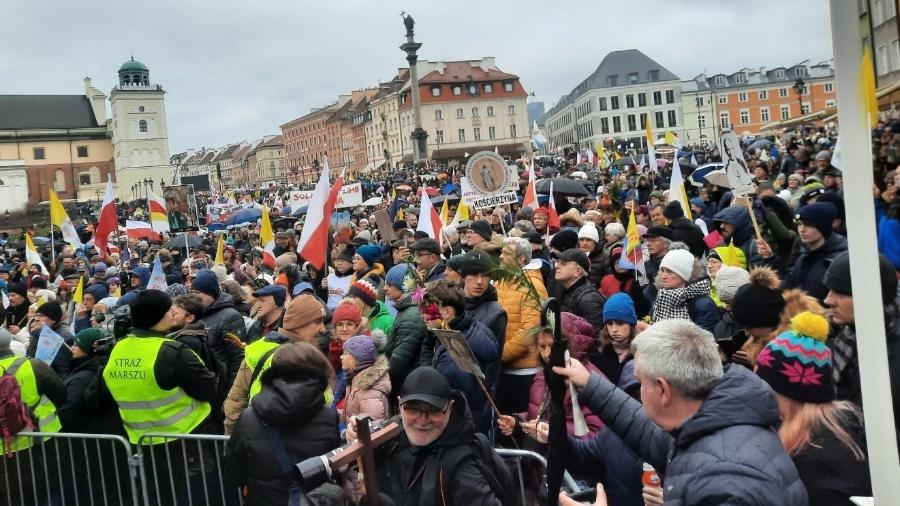 Poloneses protestam em defesa de João Paulo II, ex-papa acusado de abafar casos de pedofilia na igreja - Reprodução Twitter