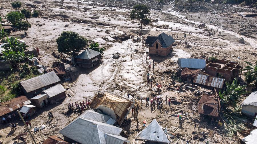 06.mai.23 - Deslizamento de terra atingiu a vila de Nyamukubi, no leste da República Democrática do Congo - GLODY MURHABAZI/AFP