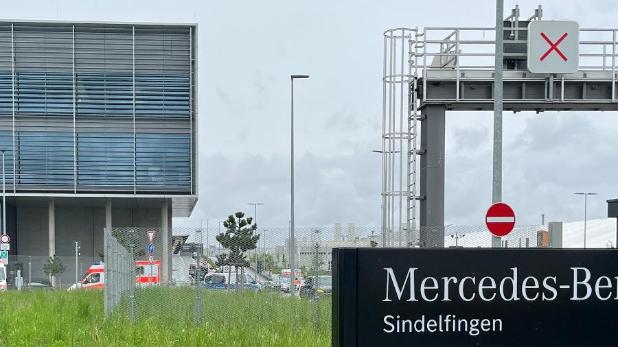 Ambulâncias do lado de fora da fábrica da Mercedes-Benz em Sindelfingen, na Alemanha, após um tiroteio que matou 2 pessoas - TILMAN BLASSHOFER/REUTERS