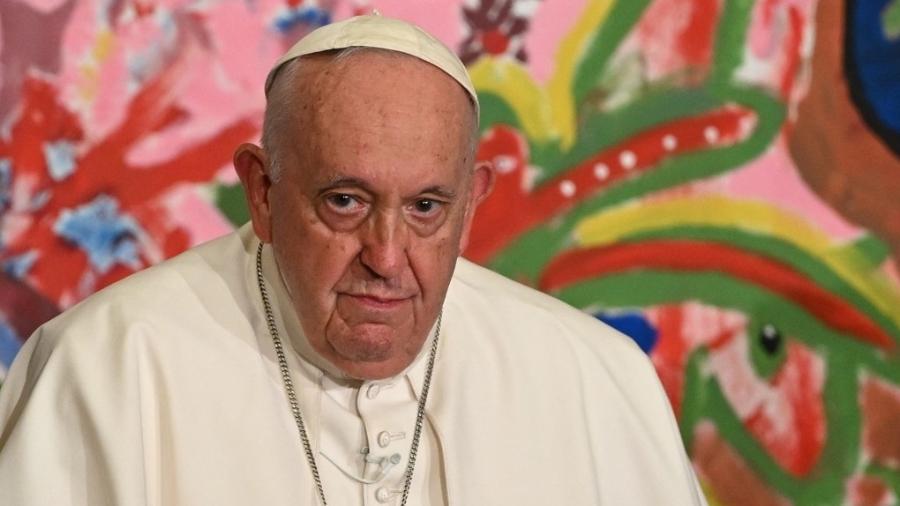 Papa Francisco: Pontíficie sofre de inflamação pulmonar e apareceu sentado em sua residência