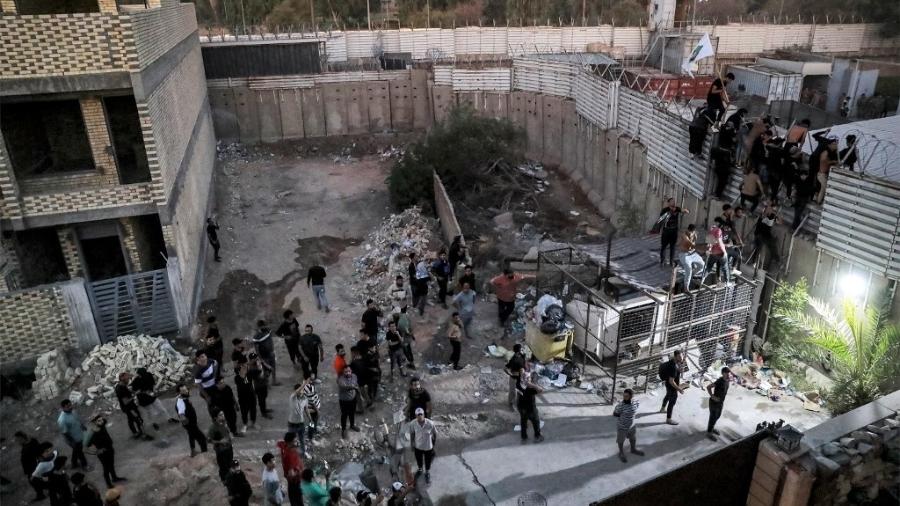 Manifestantes entram na embaixada da Suécia em Bagdá, no Iraque, após protesto contra Alcorão