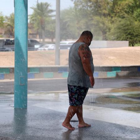 16.jul.2023 - Um homem se refresca em um parque aquático durante uma onda de calor em Phoenix, Arizona, EUA.