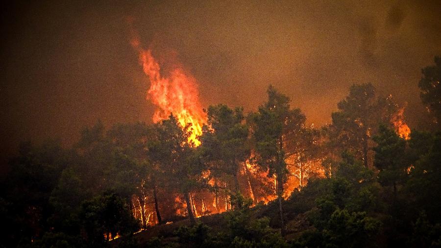 22.jul.2023 - Incêndio atinge a Ilha de Rodes, na Grécia 