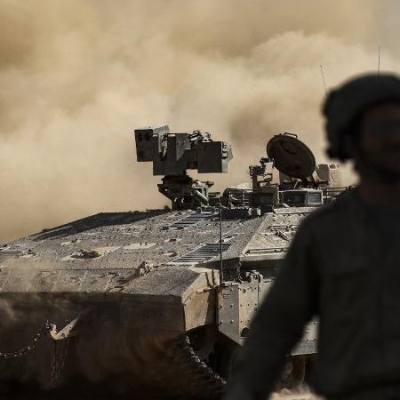 Tanque de Israel na fronteira com a Faixa de Gaza em meio à guerra contra o Hamas