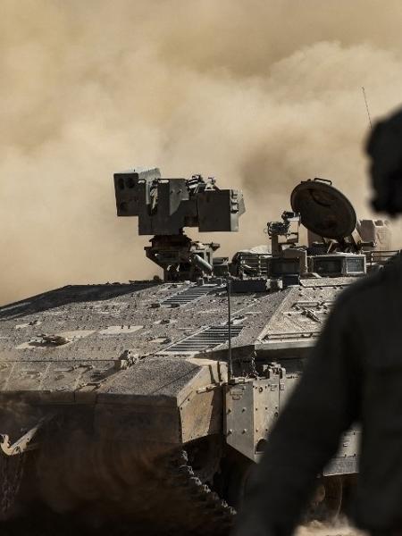 Tanque de Israel na fronteira com a Faixa de Gaza em meio à guerra contra o Hamas
