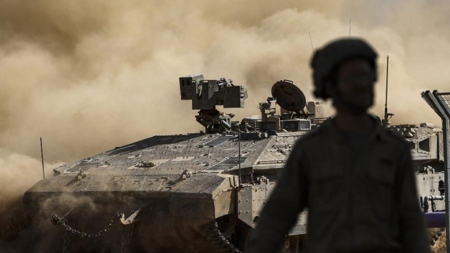 Tanque de Israel na fronteira com a Faixa de Gaza em meio à guerra contra o Hamas