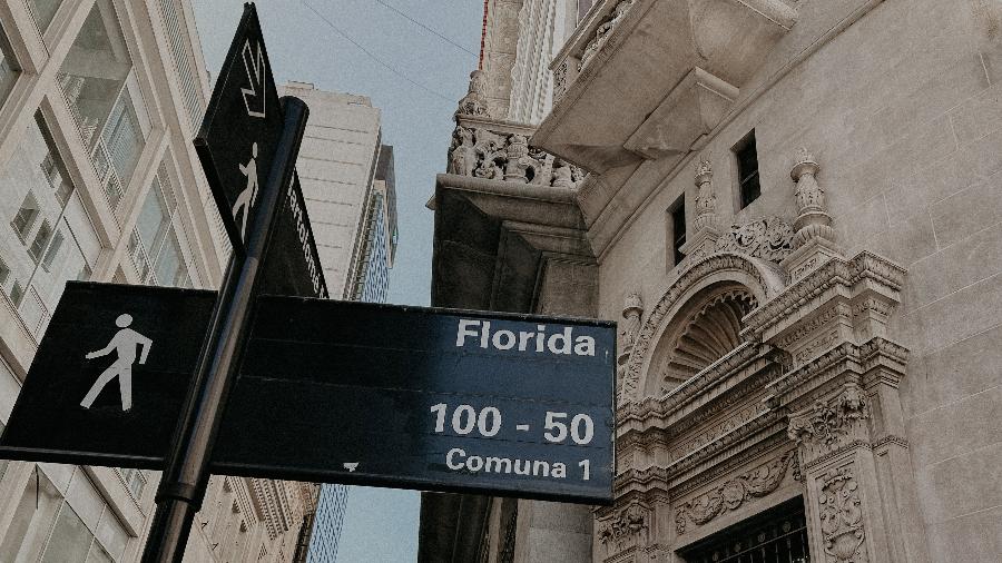 A rua Flórida, em Buenos Aires, reúne brasileiros que visitam a cidade