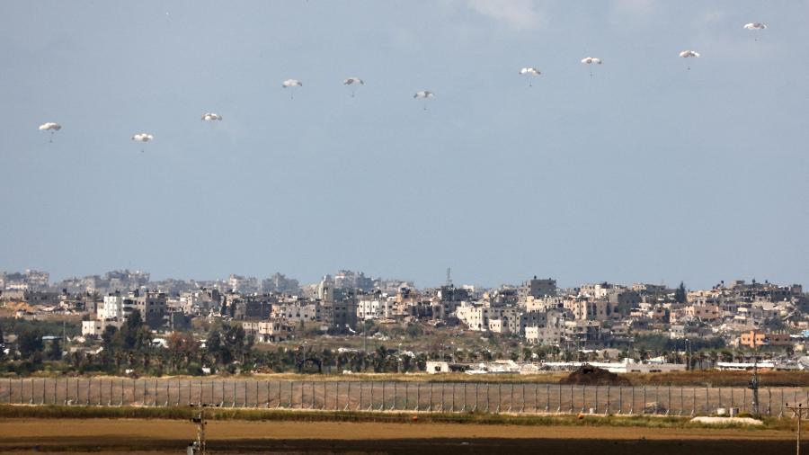A ajuda humanitária cai do céu em direção à Faixa de Gaza em meio ao conflito em curso entre Israel e o grupo islâmico palestino Hamas em 10 de abril de 2024 - Amir Cohen / Reuters