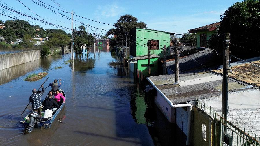 Pessoas que saíram de casa no bairro Serraria, em Porto Alegre - REUTERS/Diego Vara
