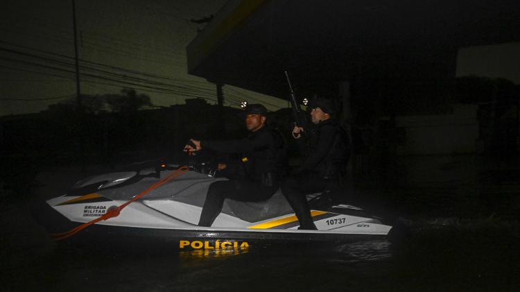 Polícia faz patrulha de motoaquática em área inundada de Porto Alegre; objetivo é coibir saques a casas abandonadas