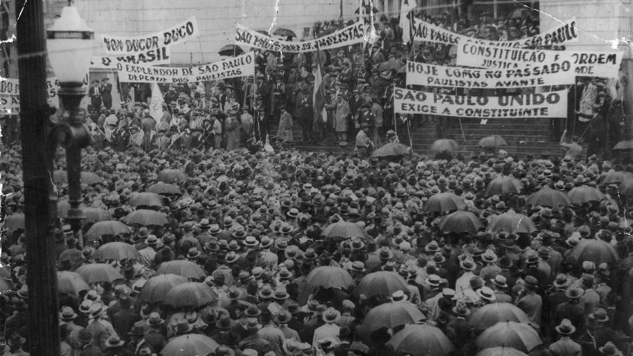 Manifestação de populares pedindo a constituição em evento realizado na Praça da Sé, região central de São Paulo, em 1932