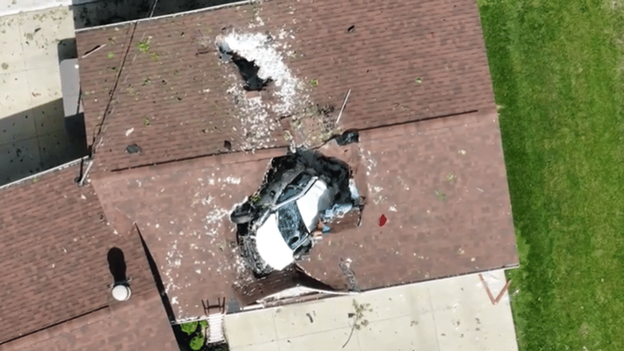 Carro cai em cima de telhado de casa nos EUA