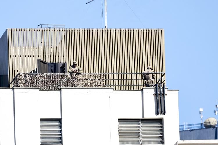 Atiradores de elite são vistos na frente do prédio onde é realizada a cúpula de líderes do G20, no Museu de Arte Moderna do Rio de Janeiro