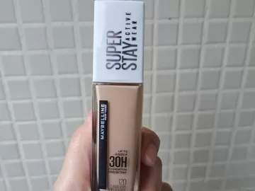 Base Maybelline não sai mesmo com suor e chuva: 'entrega o que promete'