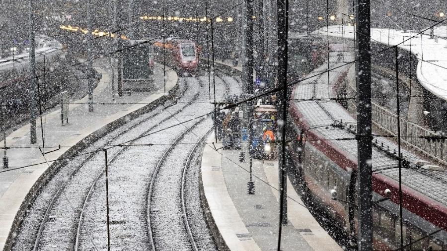 Estação de Gare du Nord ficou coberta por neve em Paris