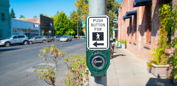 Hackers usam sinais de pedestre para trollar Musk e Zuckerberg nos EUA