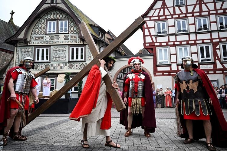 Ator representa Jesus durante encenação da crucificação de Cristo na cidade de Bensheim, na Alemanha Ator representa Jesus durante encenação da crucificação de Cristo na cidade de Bensheim, na Alemanha