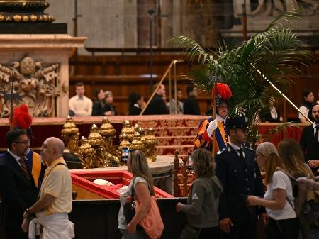 23.abr.2025 - Fiéis se despedem de papa Francisco na Basílica de São Pedro, no Vaticano - Andrej ISAKOVIC / AFP