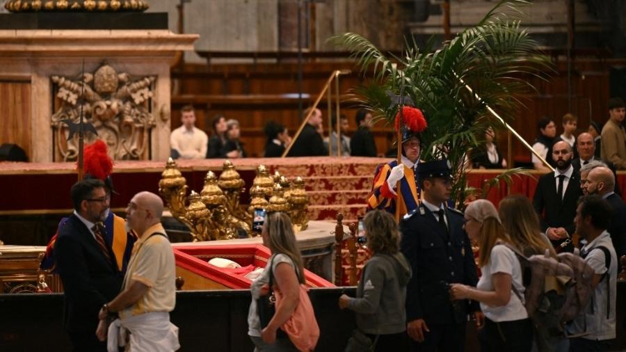 23.abr.2025 - Fiéis se despedem de papa Francisco na Basílica de São Pedro, no Vaticano 23.abr.2025 - Fiéis se despedem de papa Francisco na Basílica de São Pedro, no Vaticano
