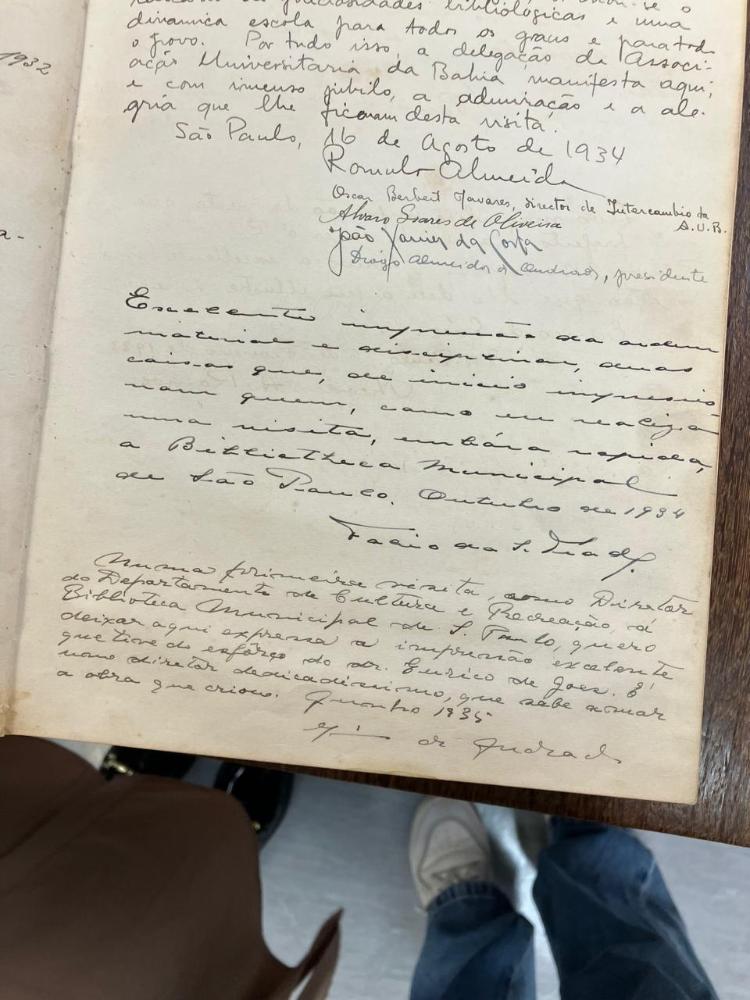 Texto escrito pelo artista Mário de Andrade no livro da ata de inauguração (na parte inferior da página)