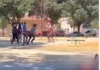 Homem mata ex-mulher na rua na Espanha; testemunhas acorrentam suspeito