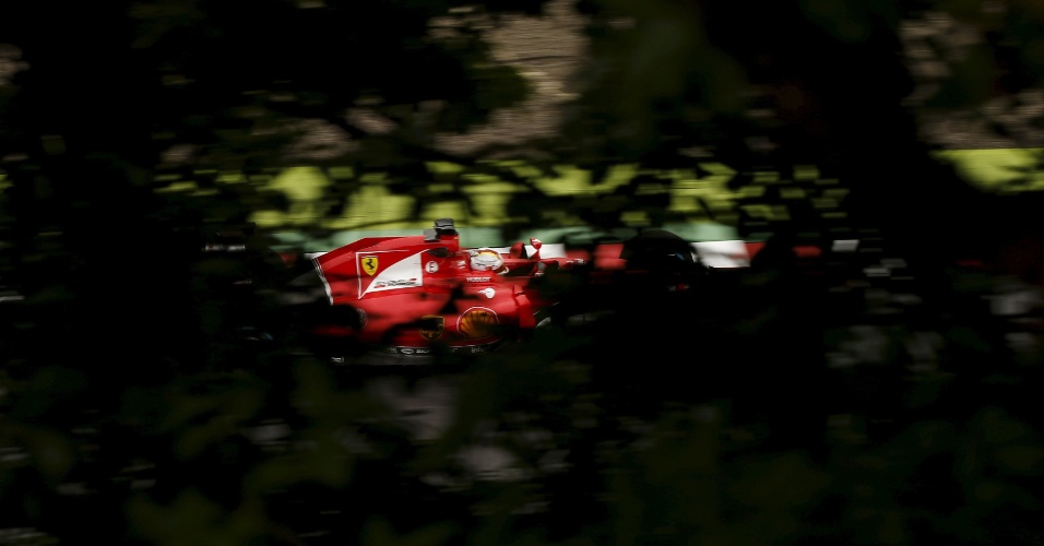 25.set.2015 - Piloto alemão Sebastian Vettel, da Ferrari, conduz seu carro durante a primeira sessão de treinos do GP de Formula 1 em Suzuka, no Japão