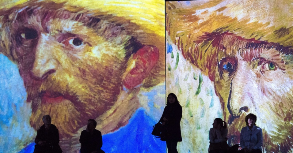 15.out.2015 - Pessoas observam show multimídia com as obras do artista Van Gogh, expostas em Moscou, na Rússia