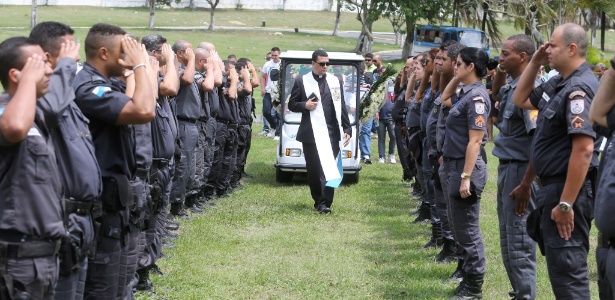 PMs fazem última homenagem a Neandro Santos de Oliveira, policial capturado em uma falsa blitz de traficantes e queimado vivo por criminosos da favela Final Feliz, no Rio - Guilherme Pinto/Extra/Ag. O Globo